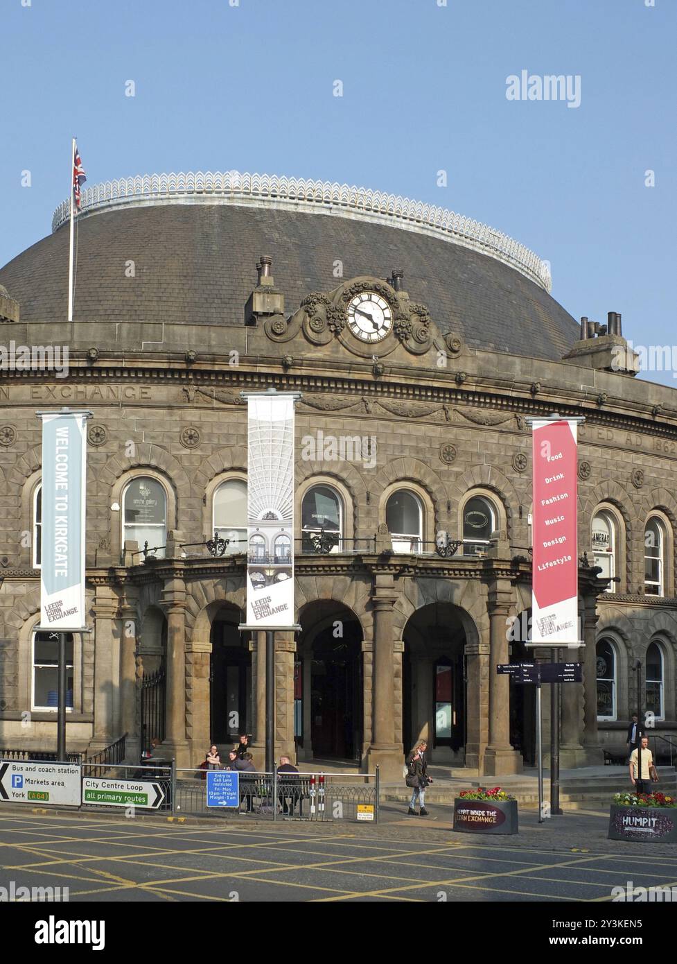 Leeds, West yorkshire, england: 17. april 2019: Das historische Corn Exchange Building aus dem 19. Jahrhundert in der kirkgate Gegend von leeds mit Menschen und Bannern Stockfoto