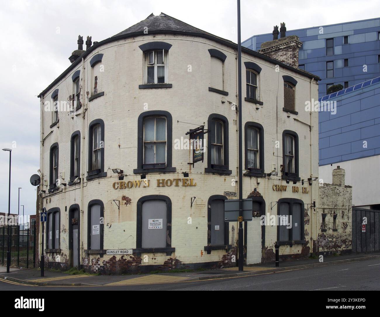 Leeds, West yorkshire, 17. Juni 2021: Das heruntergekommene Crown Hotel wird bald als Teil des Aaire Park Mixed Use Entwicklungsgeländes neu erschlossen Stockfoto