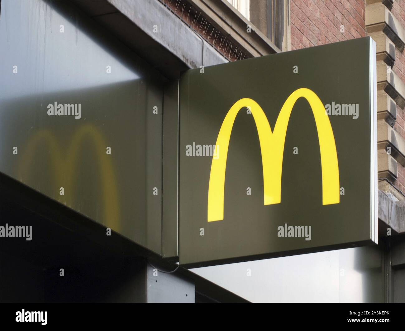 Leeds, West yorkshire, vereinigtes Königreich, 17. märz 2022: golden Arches Logo-Schild über einem McDonalds Burger Restaurant in leeds Stockfoto