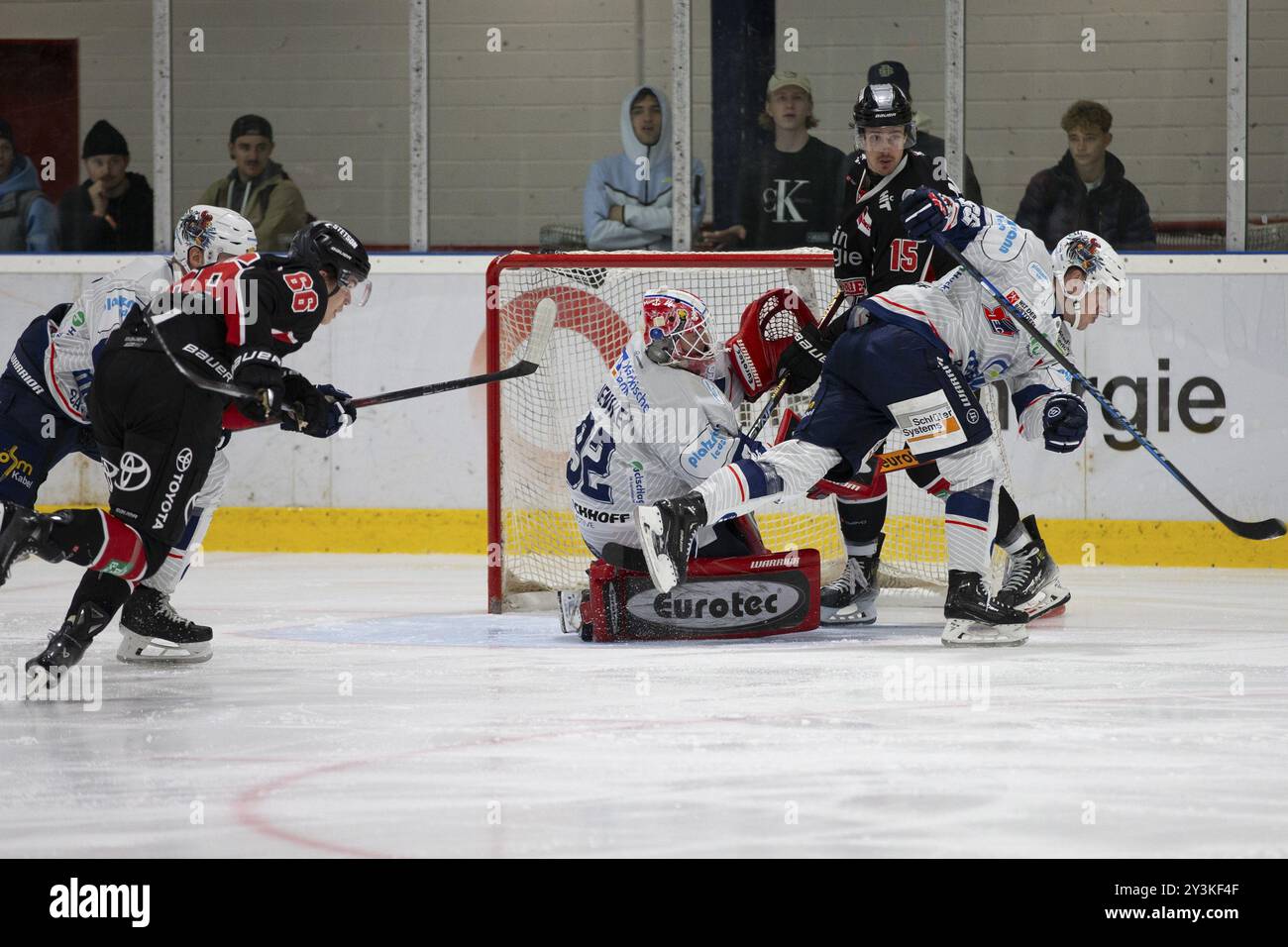 KA2, Köln, Nordrhein-Westfalen, Andreas Jenike (Iserlohn Roosters, #92), Louis- Marc Aubry (Kölner Haie, #15), Johannes Huss (Iserlohn Rooste Stockfoto