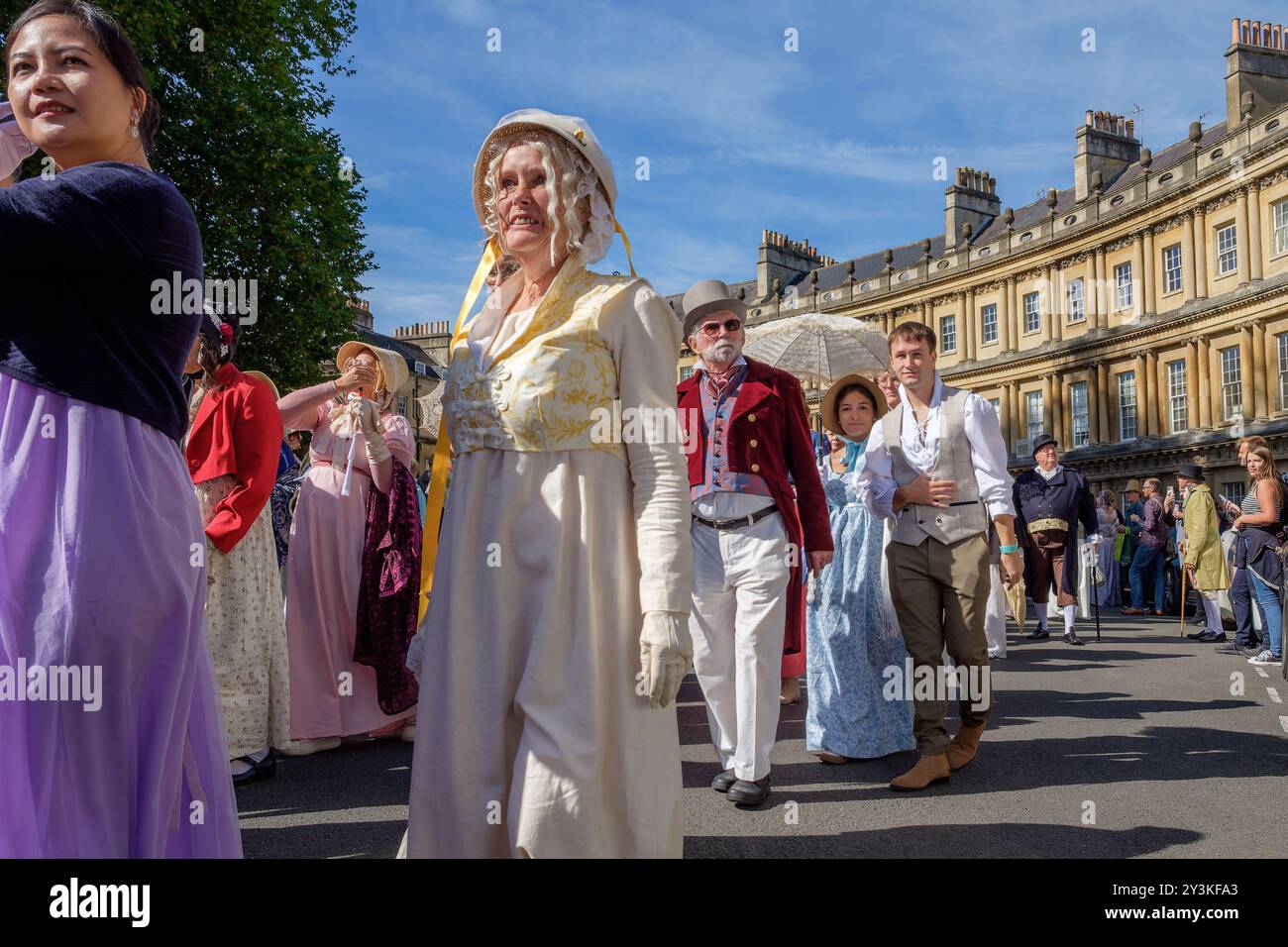 Bath, UK. September 2024. Fans von Jane Austen, die an der weltberühmten Grand Regency kostümierten Promenade teilnehmen, werden beim Rundgang um den Circus abgebildet. Die Promenade, Teil des Jane Austen Festivals, ist eine Prozession durch die Straßen von Bath und die Teilnehmer, die aus der ganzen Welt kommen und sich in Kostümen aus dem 18. Jahrhundert kleiden. Quelle: Lynchpics/Alamy Live News Stockfoto