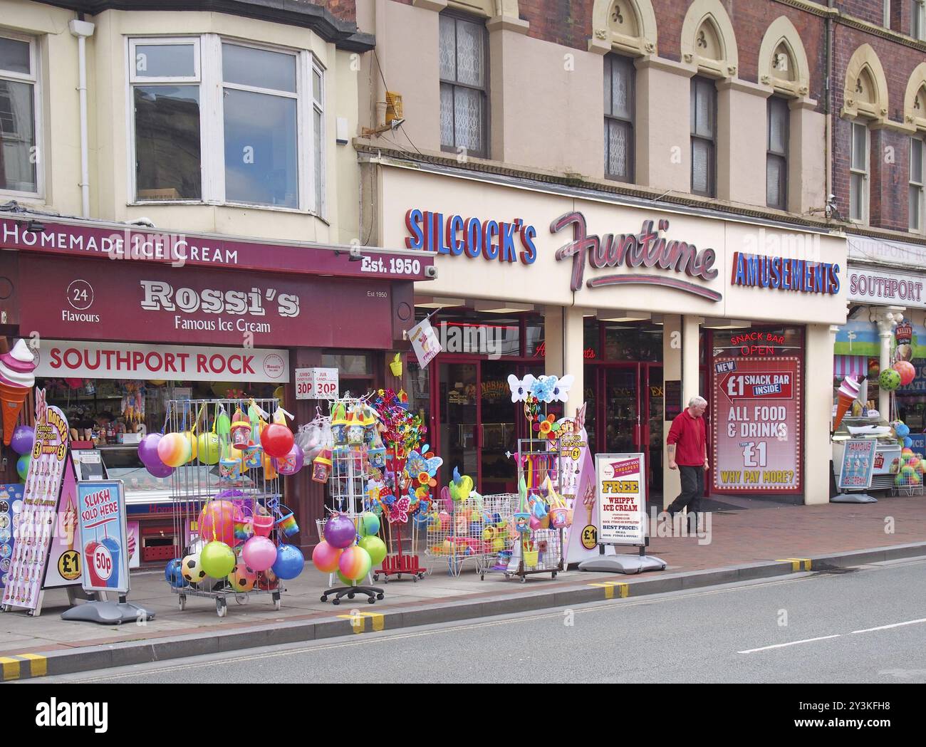 Southport, merseyside, vereinigtes Königreich, 28. juni 2019: Ein Geschäft in der neville Street in southport merseyside, in dem Eiscreme, Steinstrand-Spielzeug und Snacks verkauft werden Stockfoto