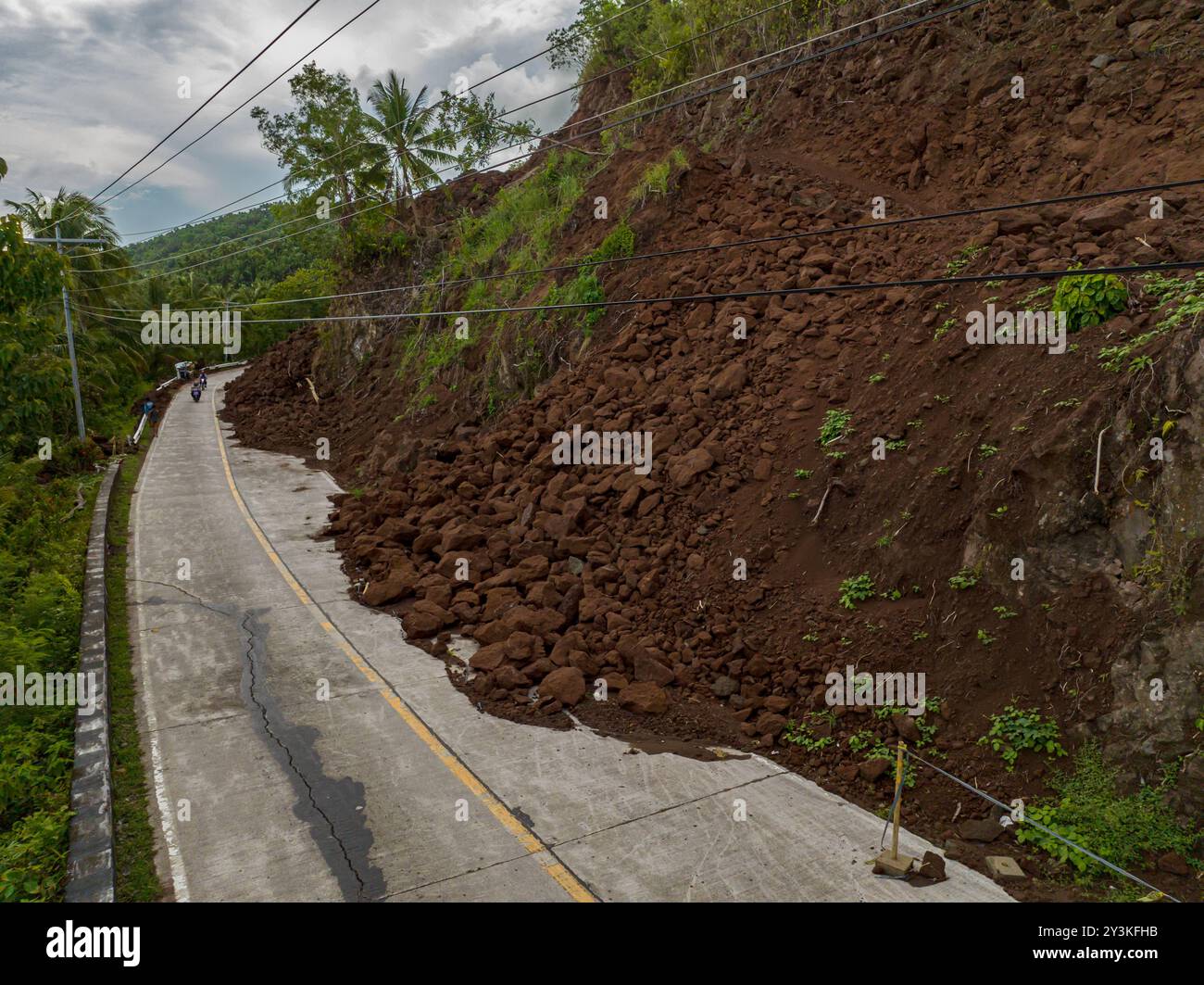 Starke Regenfälle verursachen Erdrutsche, die die Hälfte der Straße blockieren. Camiguin, Philippinen. Stockfoto