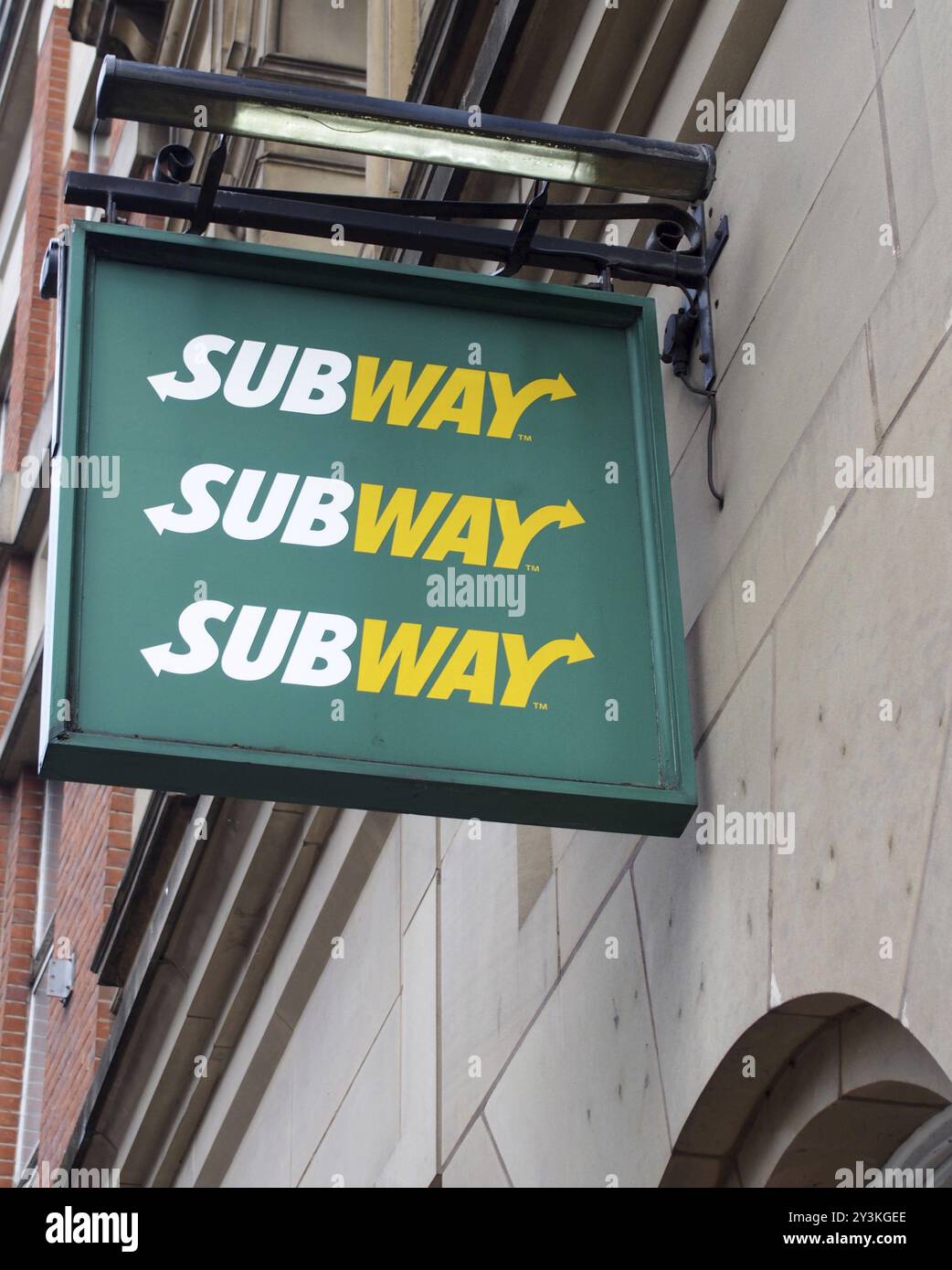 Leeds, West yorkshire, 17. Juni 2021: Schild über einem U-Bahn-Sandwich-Shop auf der Kopfzeile im Stadtzentrum von leeds Stockfoto