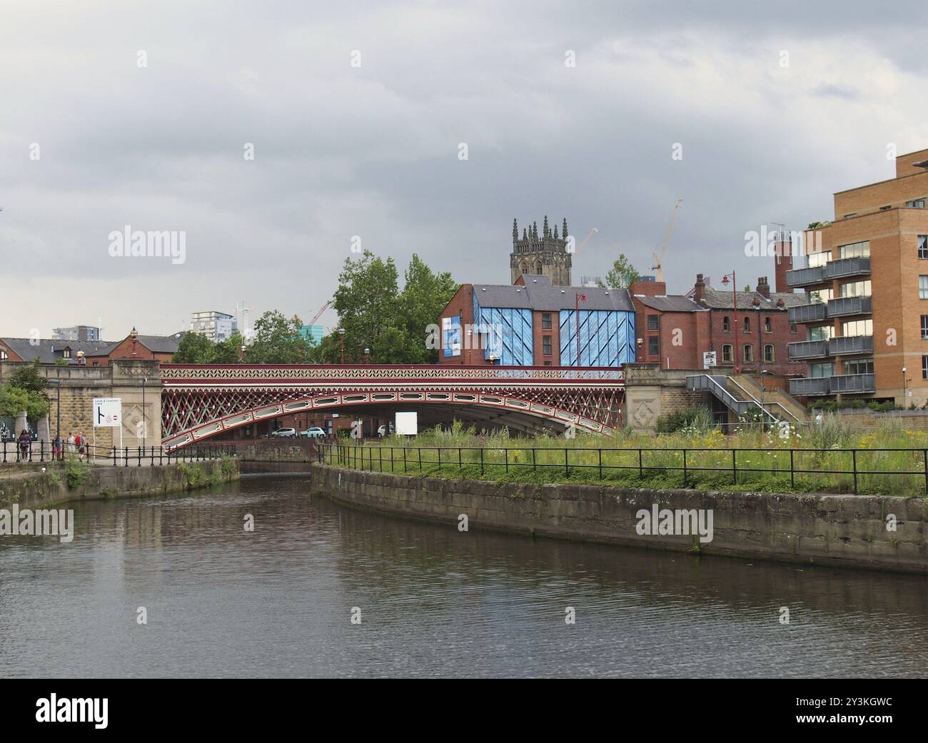 Leeds, West yorkshire, vereinigtes Königreich, 10. juli 2019: riverside-Blick auf die Crown Point Bridge, die den Kanal überquert und Aire in leeds mit Menschen auf dem Wasser überquert Stockfoto