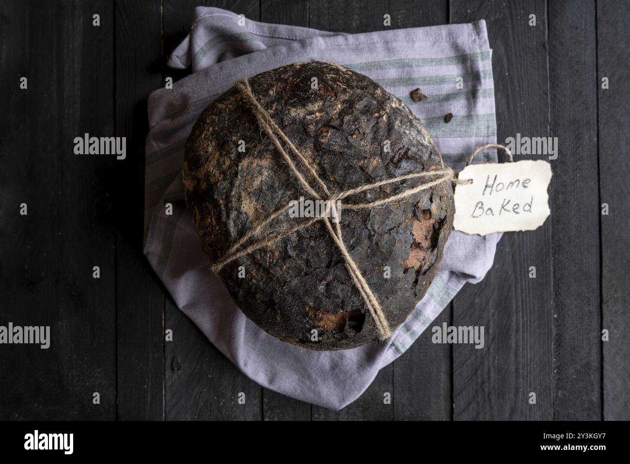 Frisch gebackenes Brot auf einem schwarzen Holztisch. Oben Bild anzeigen Stockfoto