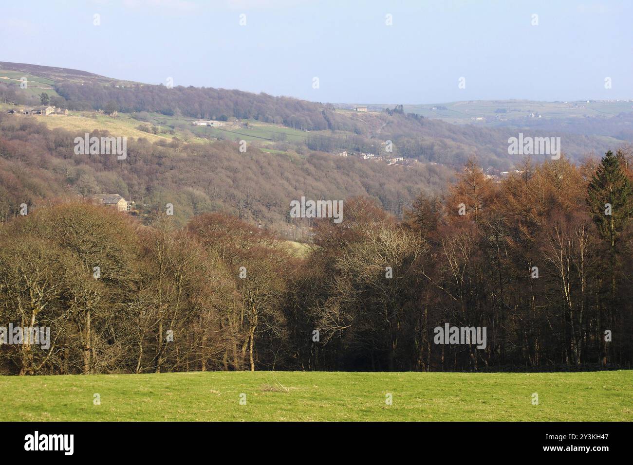 Blick auf das calder-Tal oberhalb der hebden-Brücke mit Blick auf mytholmroyd mit Herbstwäldern und pennine-Hügeln Stockfoto