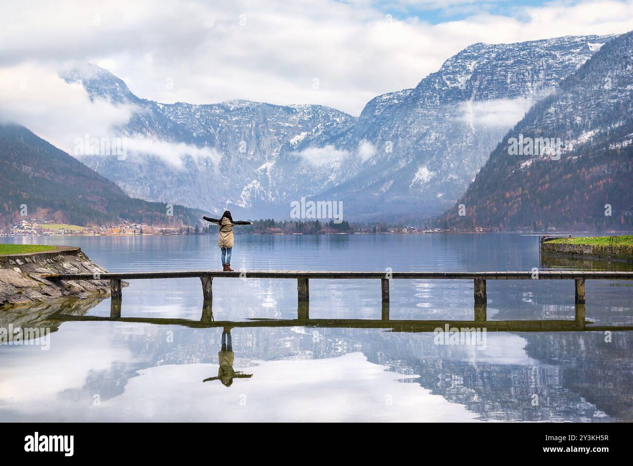 Urlaub Reiseziele Thema Bild einer Frau mit offenen Armen Genießen der wunderschönen Hallstätter See und die Gipfel der Dachstein, in Hallstatt Stockfoto
