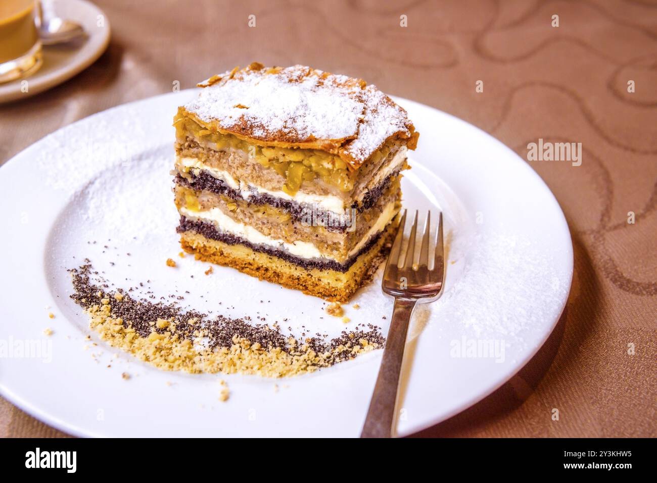 Exquisites süßes Dessert, ein traditioneller Kuchen aus Prekmurje mit Mohn, Nüssen, Hüttenkäse und Apfelschichten, genannt Prekmurska gibanica Stockfoto