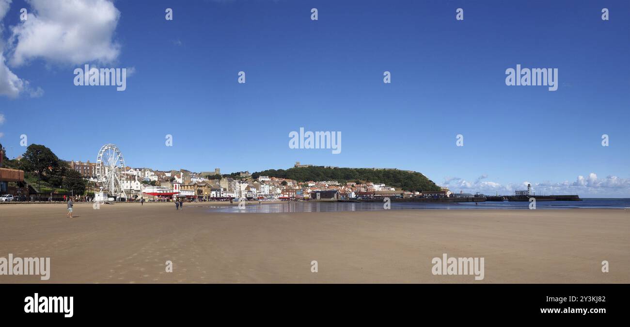 Langer Panoramablick auf die Stadt Scarborough vom Strand an der Südbucht Stockfoto