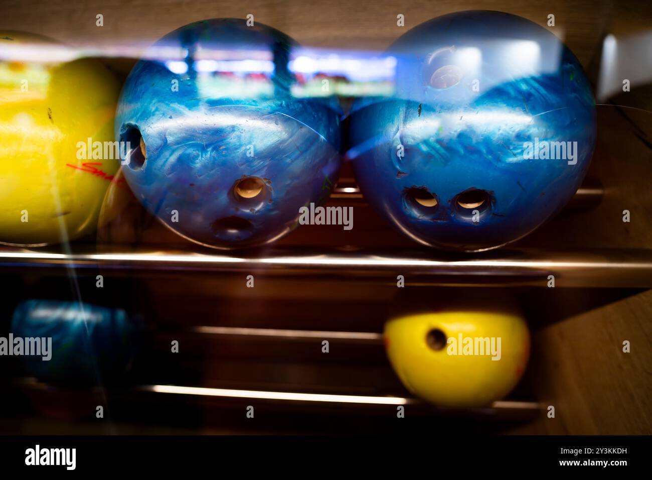 Bowlingkugeln im Display. Ich benutzte Bowlingbälle der unteren Klasse auf einem Rack Stockfoto