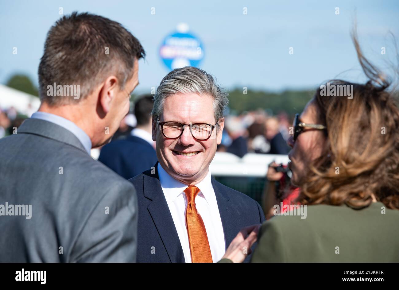 Doncaster, Großbritannien, Samstag, den 14. September 2024; Premierminister Sir Keir Starmer ist im Paradering auf der Doncaster Racecourse abgebildet, vor dem 2024er Lauf der Betfred St Leger Stakes, dem letzten Klassiker der British Flat Season. Er ist der erste Premierminister des Vereinigten Königreichs, der seit dem großen Sir Winston Churchill im Jahr 1953 an der St Leger teilnahm. Credit JTW equine Images / Alamy. Stockfoto