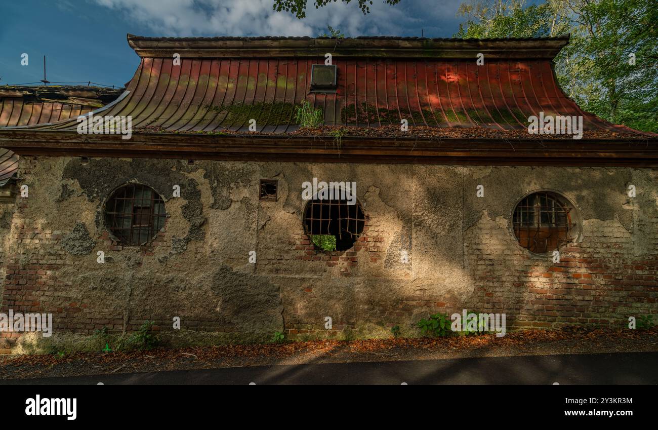 Ruine eines alten Hauses im Sommerwald in der Nähe der Hangstraße in Liberec CZ 08 31 2024 Stockfoto