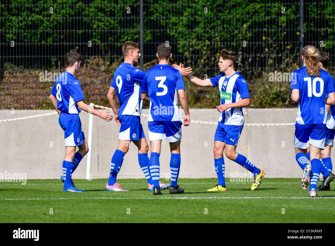 Landore, Swansea, Wales. 14. September 2024. Die Spieler von Wigan Athletic feiern das erste Tor ihrer Mannschaft während des U18-Spiels der Professional Development League zwischen Swansea City und Wigan Athletic am 14. September 2024 im JOMA High Performance Centre in Landore, Swansea, Wales. Quelle: Duncan Thomas/Majestic Media/Alamy Live News. Stockfoto