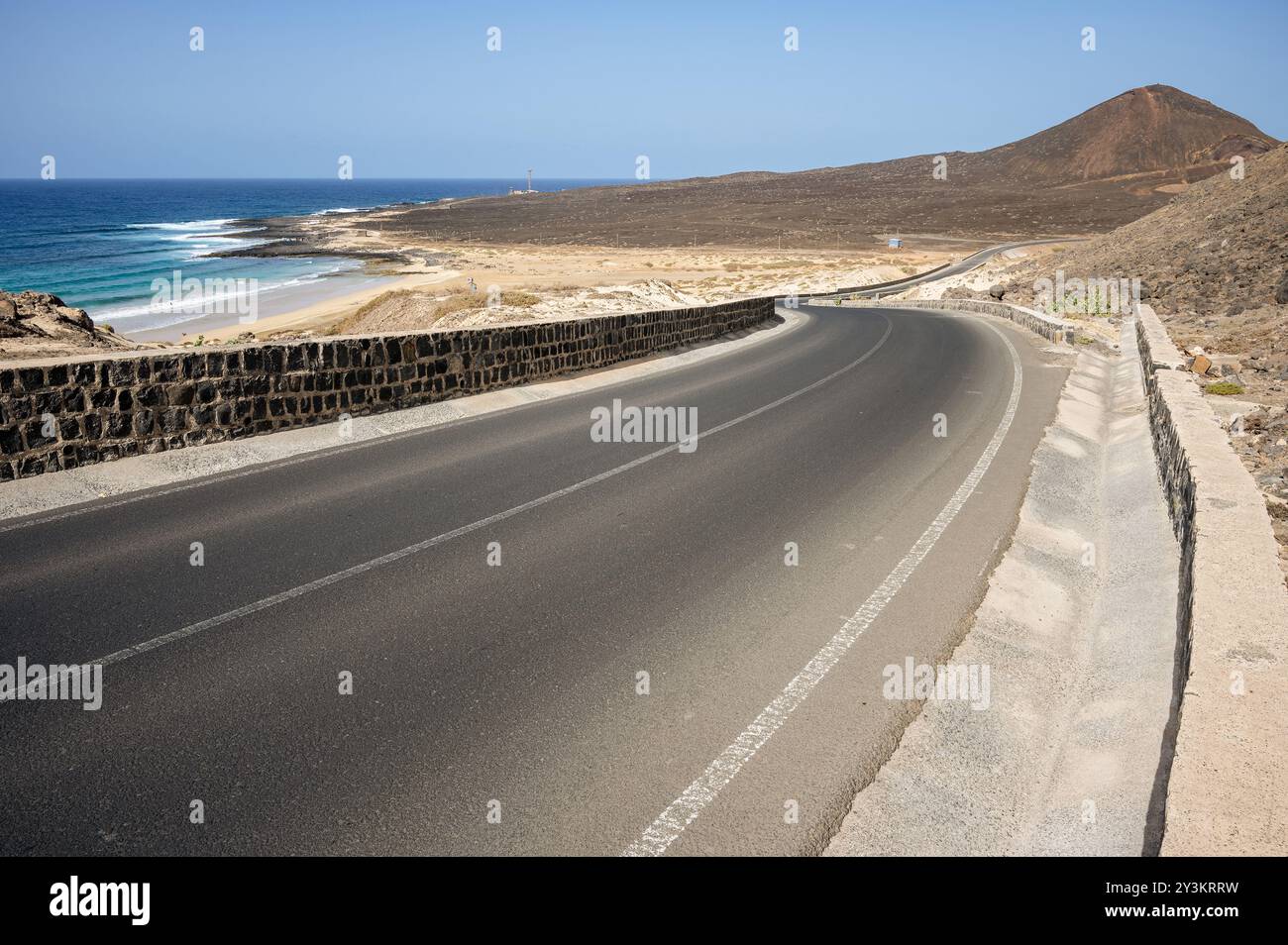 Küstenstraße in der Nähe von Praia Grande, São Vicente, Kap Verde Stockfoto