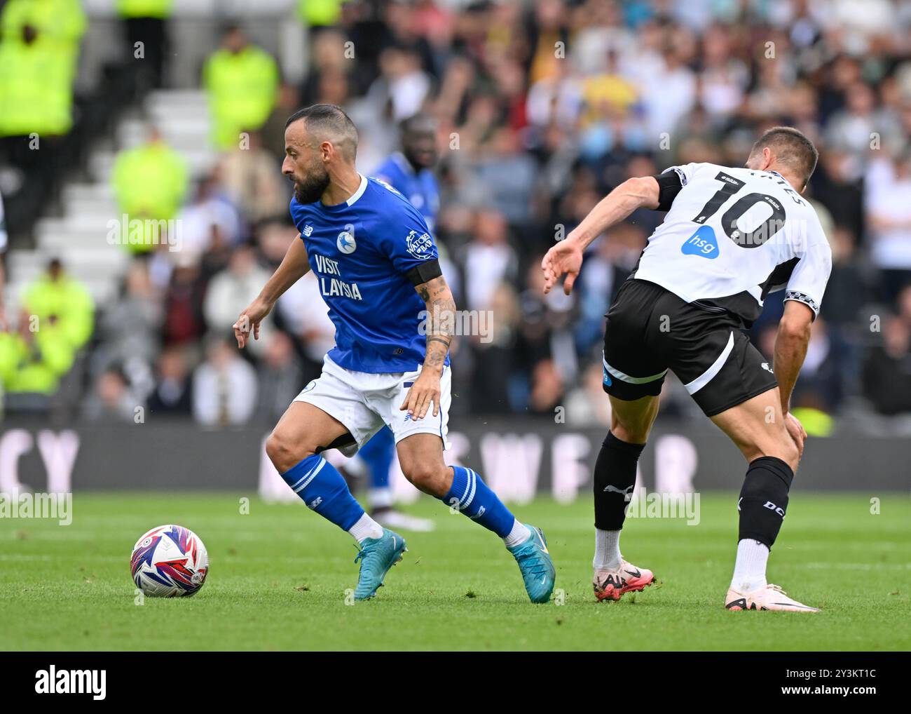 Manolis SIOPIS (Cardiff City) gewinnt den Ball von Callum ELDER (Derby County) während des Sky Bet Championship Match Derby County gegen Cardiff City im Pride Park Stadium, Derby, Großbritannien, 14. September 2024 (Foto: Mark Dunn/News Images) in, am 14. September 2024. (Foto: Mark Dunn/News Images/SIPA USA) Credit: SIPA USA/Alamy Live News Stockfoto