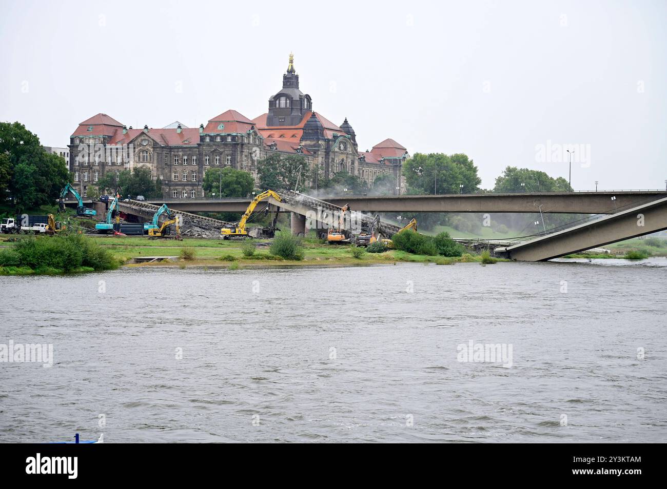 In Dresden ist am 11. September 2024 um 03,08 Uhr ein Teil der Carolabrücke eingestürzt. WEITERE Brückenteile sind akut einsturzgefährdet. Aus noch unbekannte Ursache ist es in den frühen Morgenstunden des 11. September 2024 zu einem Teileinsturz der Carolabrücke gekommen. Auf einer Länge von etwa 100 Metern ist der Teil, auf welchem normalerweise die Straßenbahnen verkehren, in die Elbe gestürzt. Am Brückenkopf auf der Altstädter Seite hat sich auf einer Länge von etwa einem Meter ein Spalt bilden. Um den sicheren Rückbau des Zuges C der Carolabrücke zu gewährleisten, müssen am Abend des Stockfoto