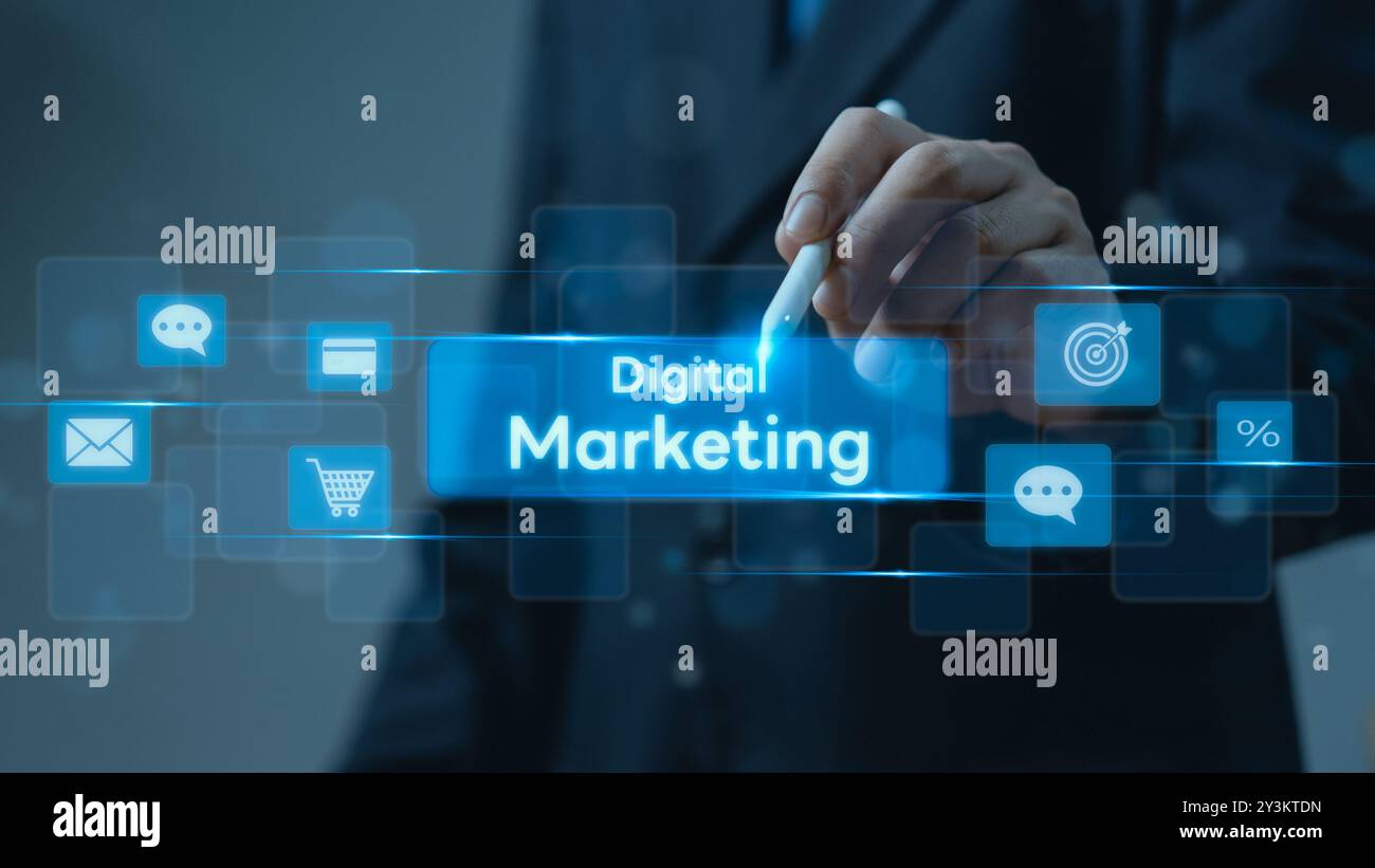 Geschäftsmann, der mit holografischer Schnittstelle für digitales Marketing interagiert. Steht für Online-Werbung und moderne Marketingstrategien. Ideal für Geschäftsreisen, te Stockfoto