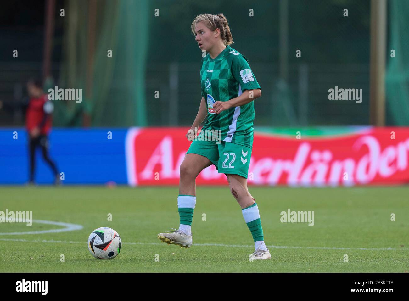 Bremen, Deutschland. September 2024. v.li.: Rieke Dieckmann (SV Werder Bremen, 22) am Ball, Freisteller, Einzelbild, Ganzkörper, Aktion, Aktion, Spielszene, 14.09.2024, Bremen (Deutschland), Fussball, Google Pixel Frauen-Bundesliga, SV Werder Bremen - 1. FFC Turbine Potsdam Credit: dpa/Alamy Live News Stockfoto