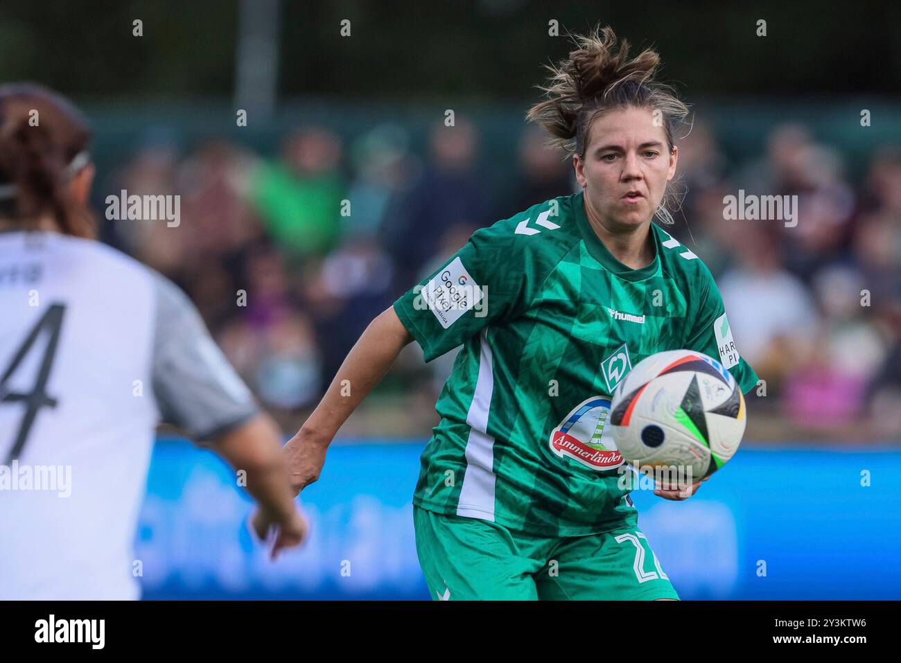 Bremen, Deutschland. September 2024. v.li.: Rieke Dieckmann (SV Werder Bremen, 22) am Ball, Einzelbild, Ganzkörper, Aktion, Action, Spielszene, Porträt, Nahaufnahme, Einzelfoto, Einzelbild, 14.09.2024, Bremen (Deutschland), Fussball, Google Pixel Frauen-Bundesliga, SV Werder Bremen - 1. FFC Turbine Potsdam Credit: dpa/Alamy Live News Stockfoto