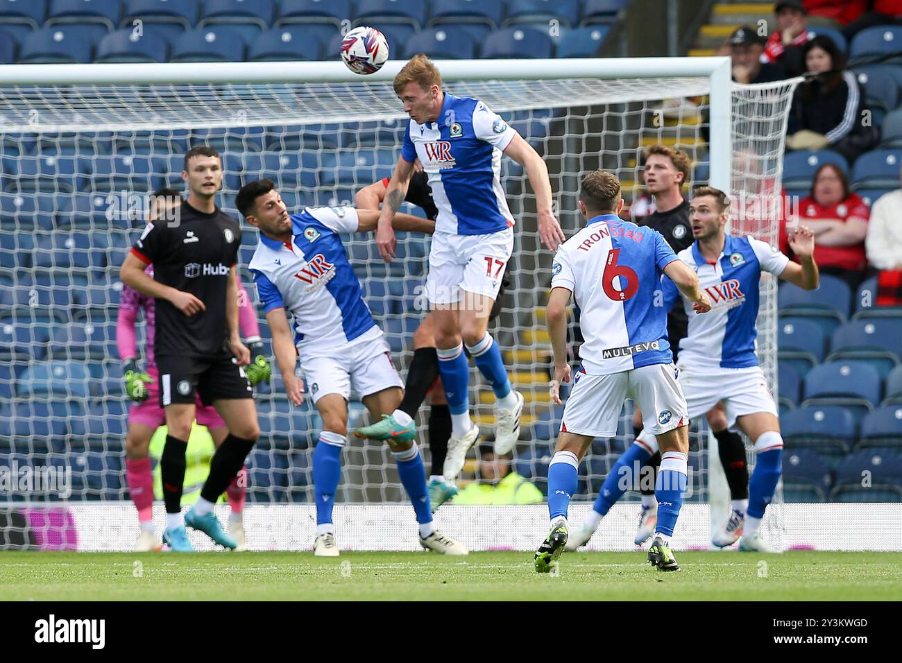 Blackburn, Großbritannien. September 2024. Hayden Carter von Blackburn Rovers räumt den Ball. EFL Skybet Championship Match, Blackburn Rovers gegen Bristol City im Ewood Park in Blackburn, Lancashire am Samstag, den 14. September 2024. Dieses Bild darf nur für redaktionelle Zwecke verwendet werden. Nur redaktionelle Verwendung.PIC von Chris Stading/Andrew Orchard Sportfotografie/Alamy Live News Credit: Andrew Orchard Sportfotografie/Alamy Live News Stockfoto