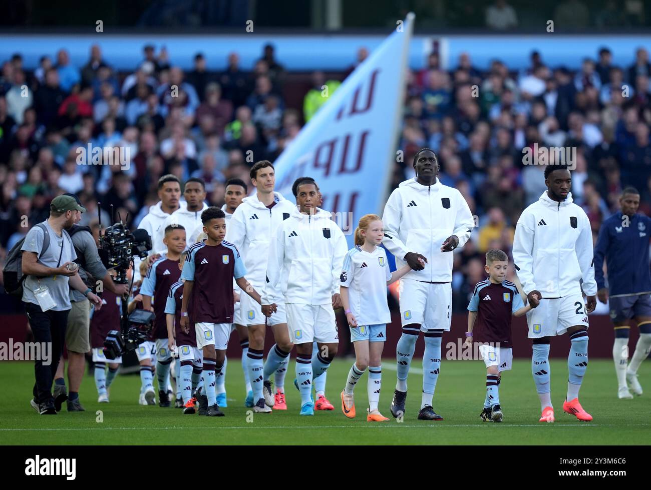 Die Spieler von Aston Villa begeben sich vor dem Premier League Match Villa Park in Birmingham auf das Spielfeld. Bilddatum: Samstag, 14. September 2024. Stockfoto