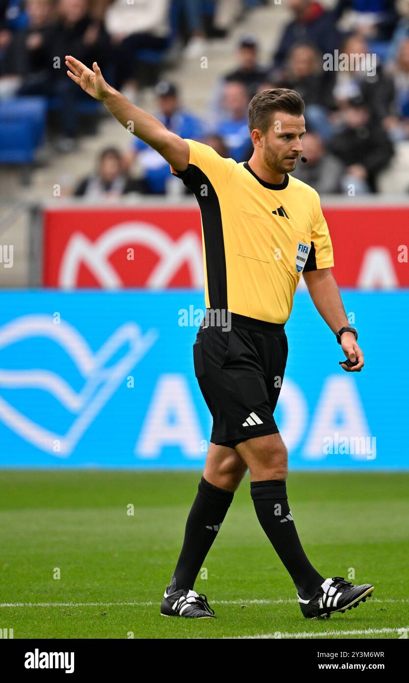 Schiedsrichter Daniel Schlager Gestik Geste TSG 1899 Hoffenheim vs. Bayer 04 Leverkusen 14.09.2024 DFL-VORSCHRIFTEN VERBIETEN JEDE VERWENDUNG VON FOTOGRAFIEN ALS BILDSEQUENZEN UND/ODER QUASI-VIDEO Stockfoto