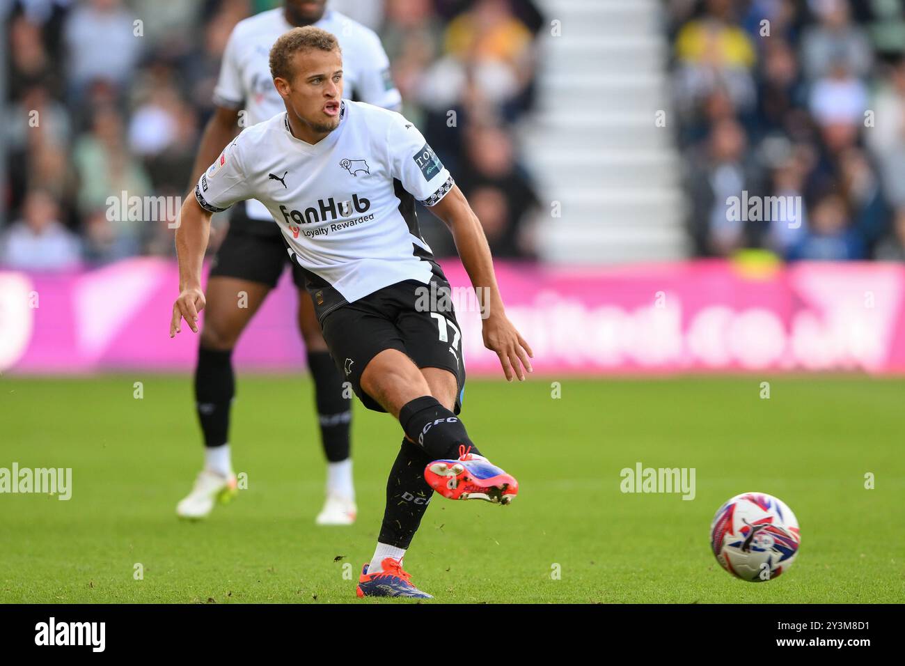 Kenzo Goudmijn aus Derby County gibt den Ball während des Sky Bet Championship-Spiels zwischen Derby County und Cardiff City im Pride Park, Derby am Samstag, den 14. September 2024. (Foto: Jon Hobley | MI News) Credit: MI News & Sport /Alamy Live News Stockfoto