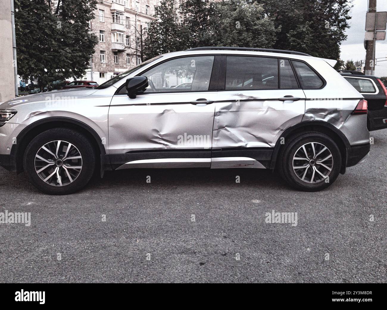 Der neue SUV-Wagen ist von der linken Seite geschlagen Stockfoto