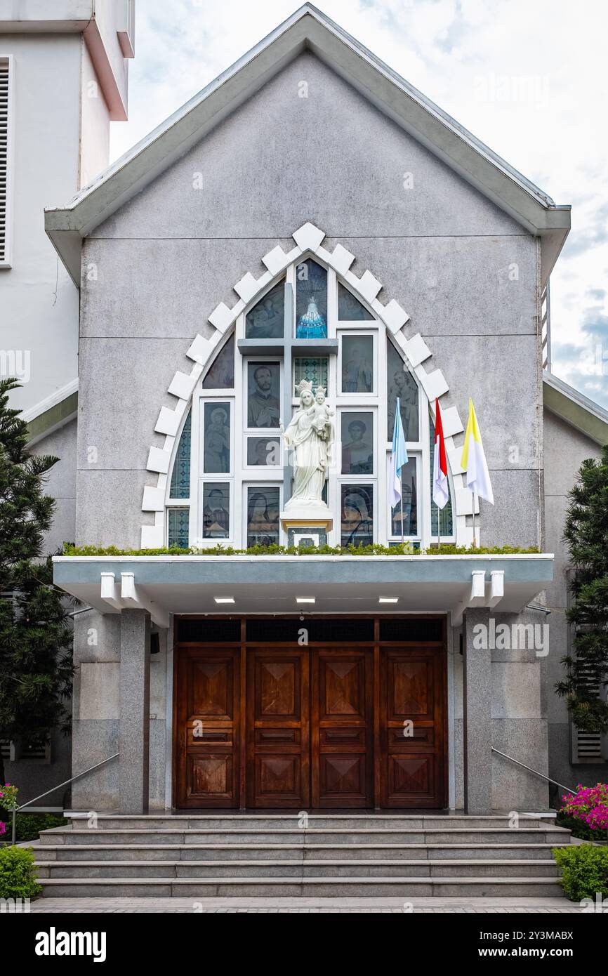 Blick auf die Kathedrale Christi des Königs. Fassade der Bac Thanh Kirche in Nha Trang Vietnam. Katholische Kirche im Südosten Vietnams - Reisefoto, Straße V Stockfoto