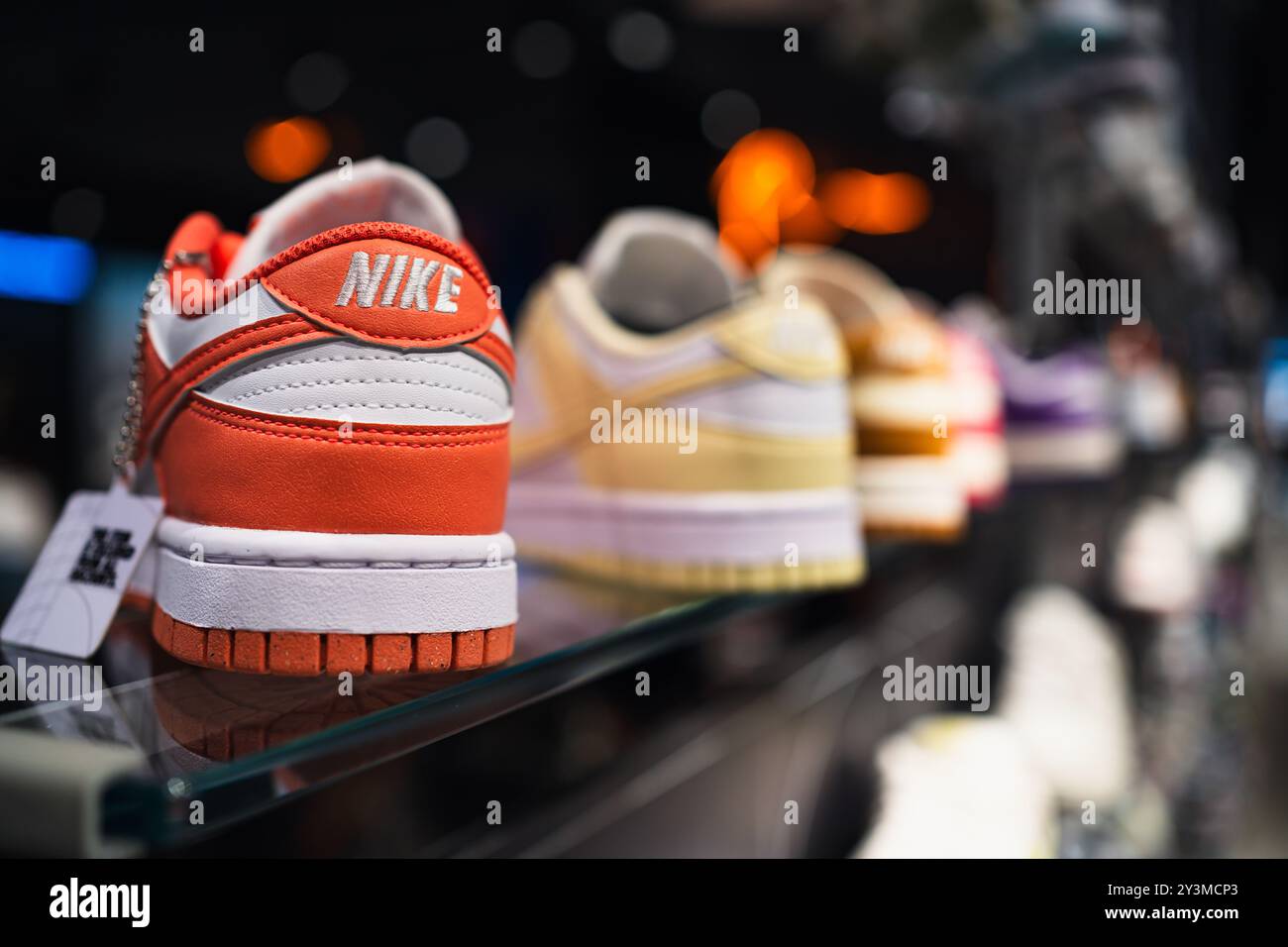 Bangkok, Thailand – 12. September 2024: Nike Dunk Low Schuhe mit nike Logo im Nike Shop. Stockfoto