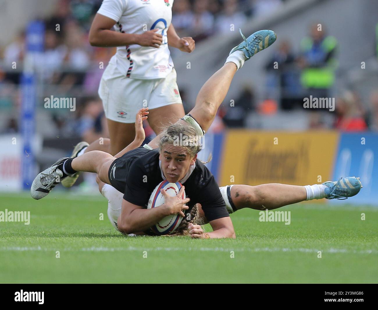 London, Vereinigtes Königreich. 14. September 2024. Kennedy Tukuafu aus Neuseeland reitet mit Zoe Aldcroft aus England Red Roses während des internationalen Freundschaftsspiels zwischen England Red Roses und Neuseeland im Allianz Stadium in Twickenham. Quelle: Jay Patel/Alamy Live News Stockfoto