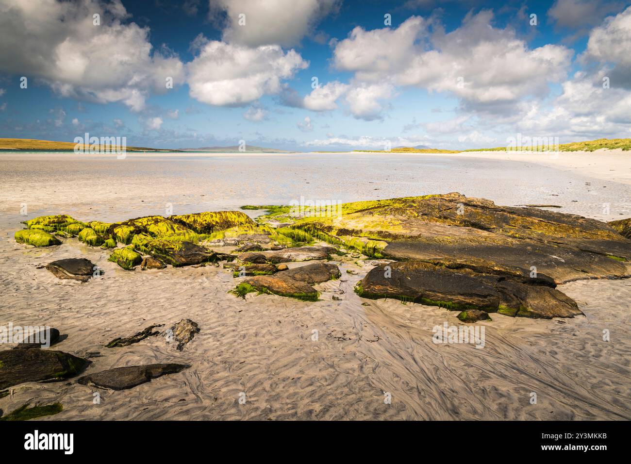 Ein idyllisches HDR-Bild des Clachan Sands Beach in der Nähe von Port Na Long, North Uist, Äußere Hebriden, Schottland. August 2024 Stockfoto