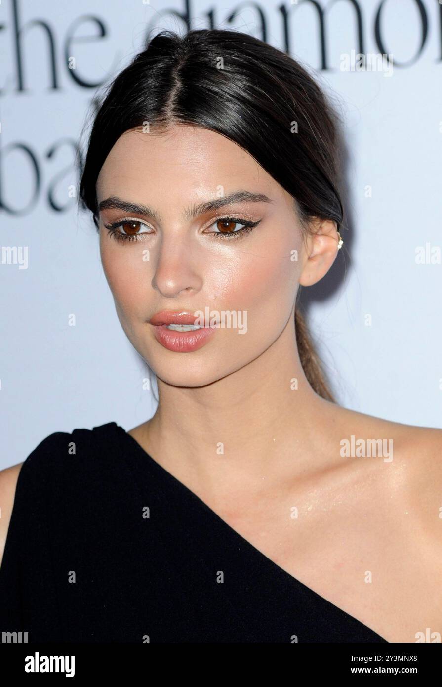 Emily Ratajkowski auf dem 2. Annual Diamond Ball, der am 10. Dezember 2015 im Barker Hanger in Santa Monica, USA, stattfindet. Stockfoto