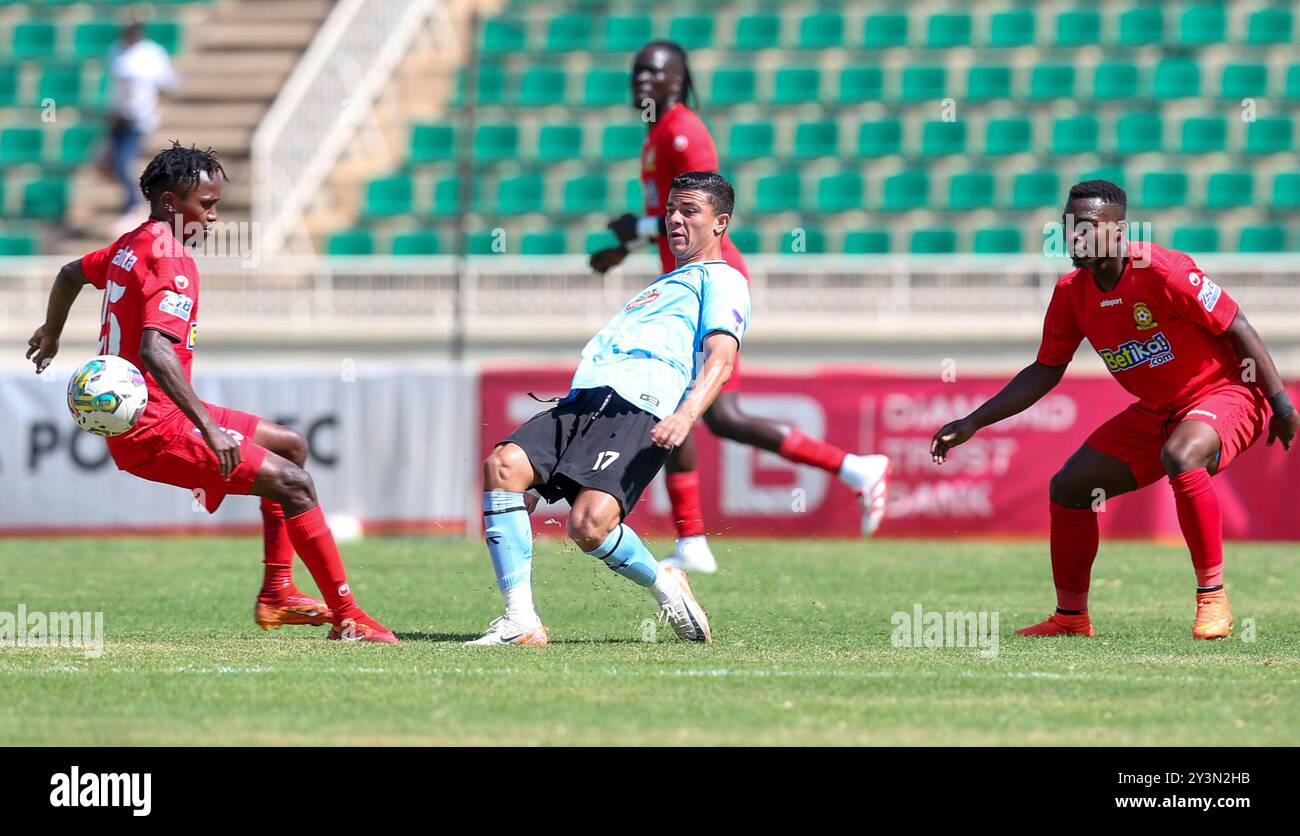 NAIROBI, KENIA - 14. SEPTEMBER: Kenia Police Jafari Owitti (rechts) mit Teamkollege Francis Kahata unter Druck Zamalek von Ägypten Mohamed Shehata Stockfoto