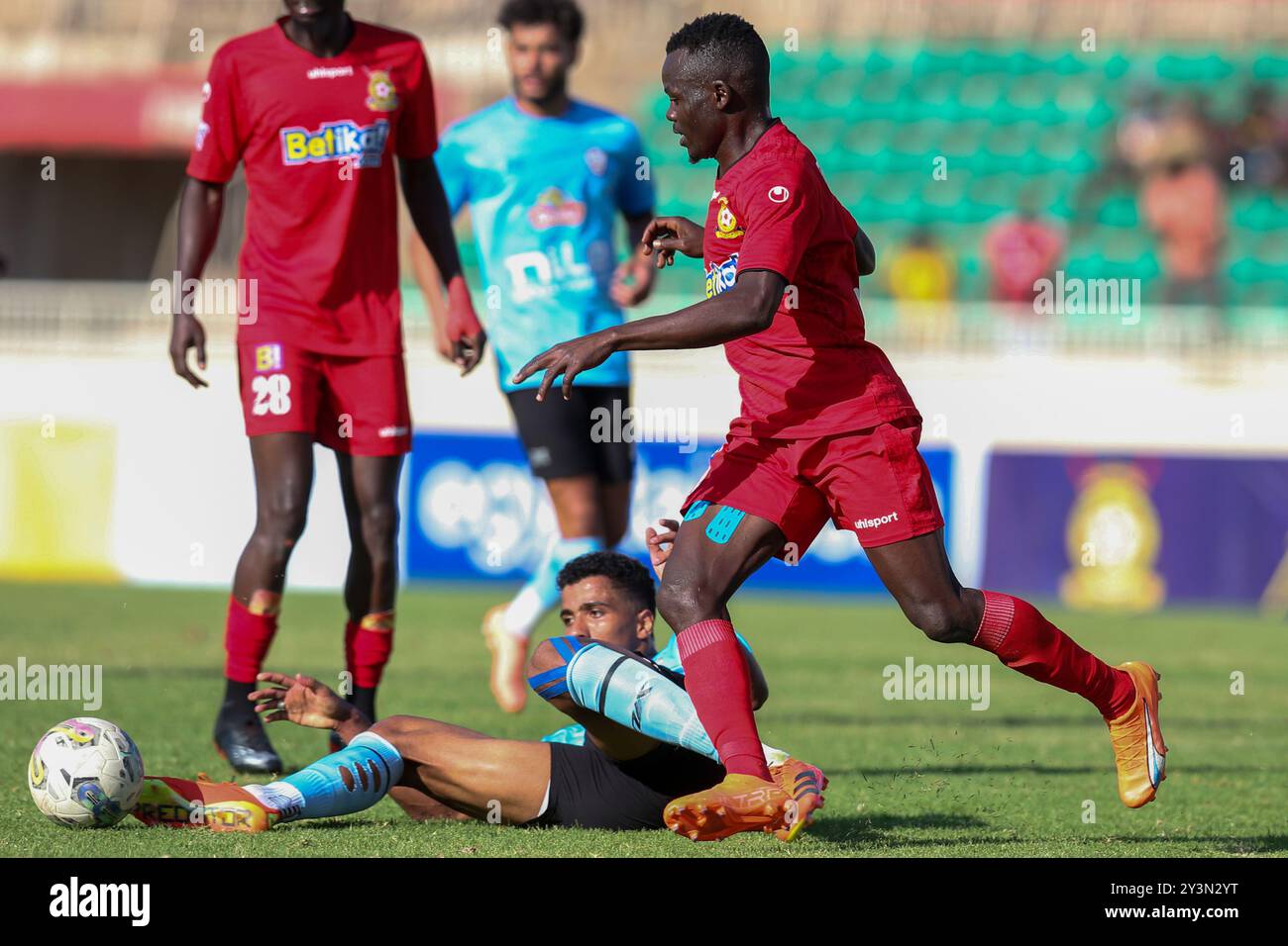 NAIROBI, KENIA – 14. SEPTEMBER: David Okoth (rechts) wird vom ägyptischen Zamalek Ahmed Abdalla während des Caf Confederation Cup-Spiels BE angegriffen Stockfoto