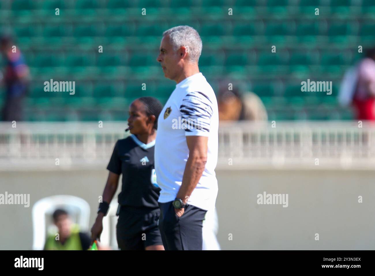 NAIROBI, KENIA – 14. SEPTEMBER: Zamalek-Coach Jose Manuel reagiert auf der Touchline gegen die kenianische Polizei während des Caf Confederation Cup-Spiels Stockfoto