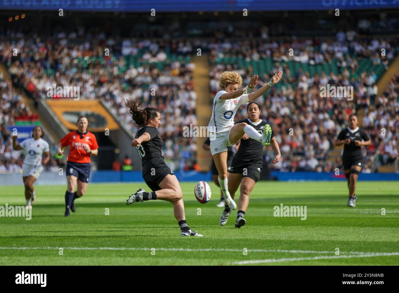 London, Großbritannien. September 2024. Ellie Kildunne (eng) versucht, den Ball von Hannah King (NZ) während des Spiels England gegen Neuseeland im Allianz Stadium in Twickenham zu stoppen. UK © ️ Credit: Elsie Kibue/Alamy Live News Stockfoto