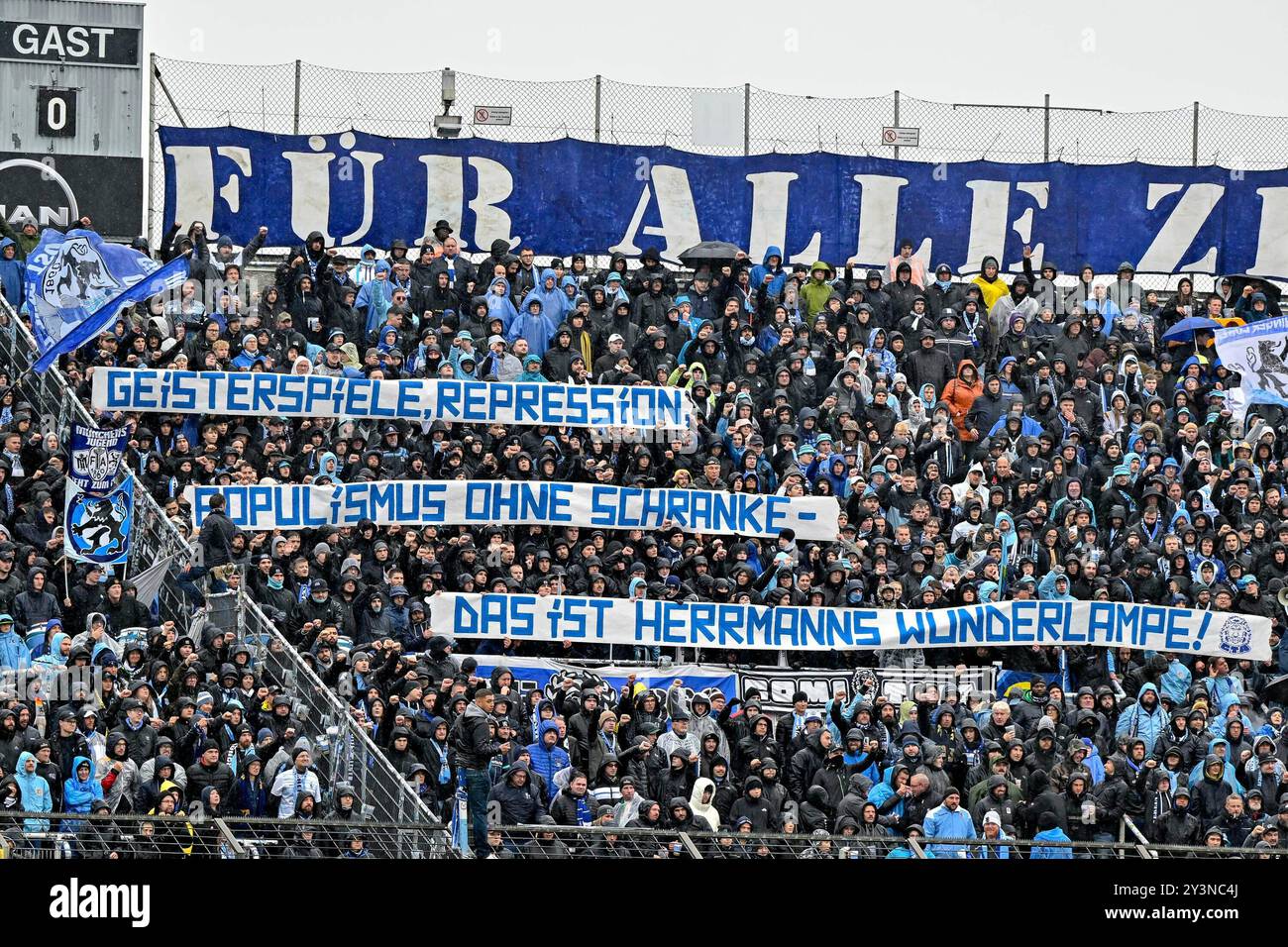 Fans des TSV 1860 München zeigen ein Banner 'GEISTERSPIELE, REPRESSION, POPULISMUS OHNE SCHRANKE - das ist HERRMANNS WUNDERLAMPE!', Fans, Publikum, Zuschauer, Stimmung, Atmosphäre, Stadion, 14.09.2024, München (Deutschland), Fussball, 3. LIGA, TSV 1860 MÜNCHEN - SG DYNAMO DRESDEN, DFB/DFL-VORSCHRIFTEN VERBIETEN JEDE VERWENDUNG VON FOTOGRAFIEN ALS BILDSEQUENZEN UND/ODER QUASI-VIDEO. Stockfoto