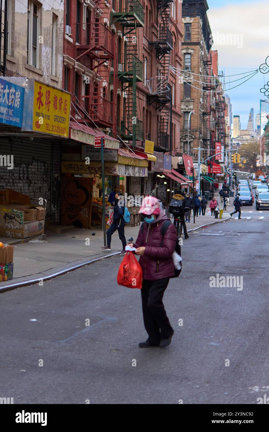 New York, USA - 14. September 2024: Belebte Straße von Chinatown mit traditionellen chinesischen Geschäften mit authentischen Schildern und Fußgängern Stockfoto