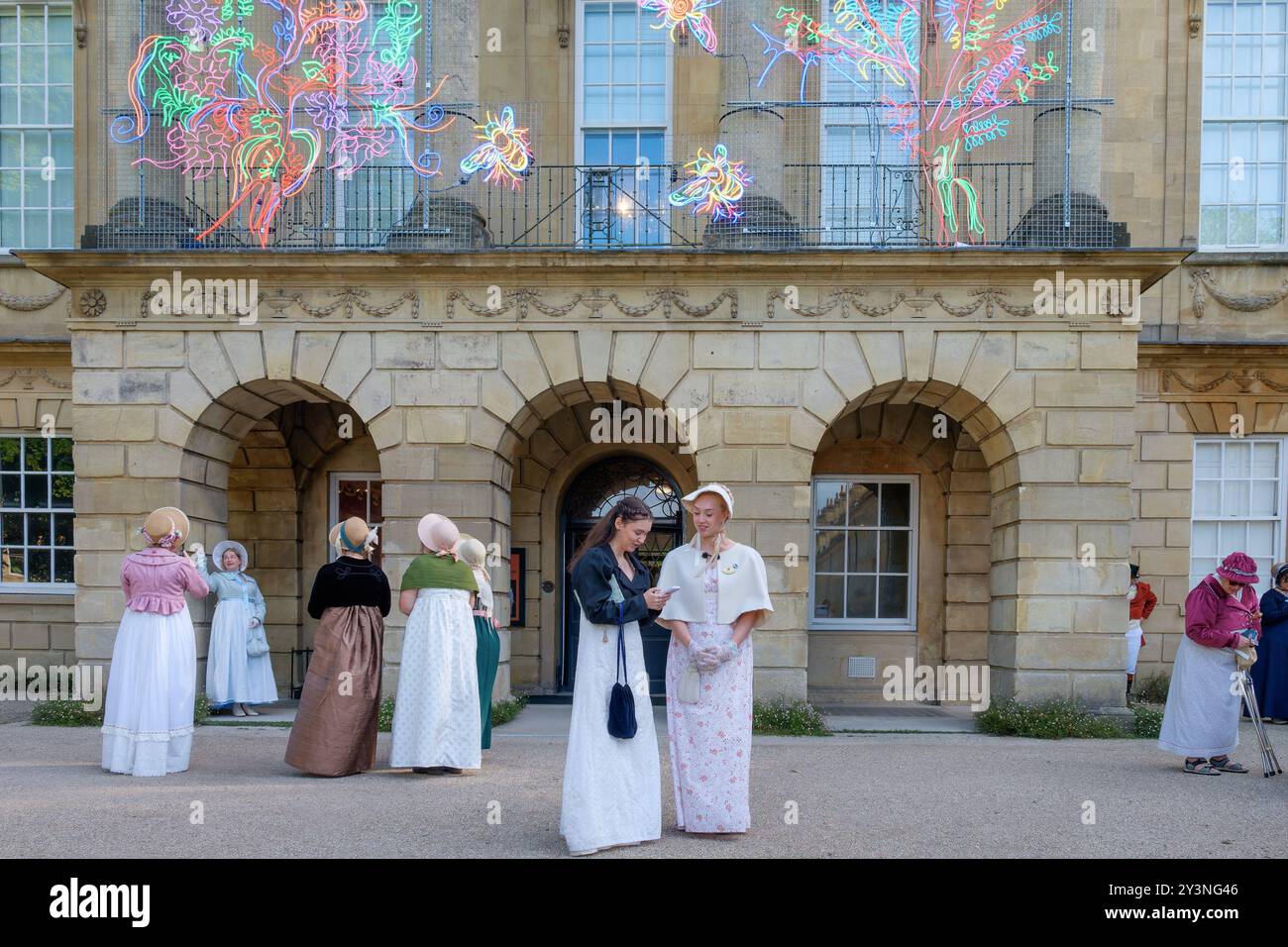 Bath, UK. September 2024. Jane Austen Fans werden im Bild abgebildet, während sie auf die Teilnahme an der weltberühmten Grand Regency kostümierten Promenade warten. Die Promenade, Teil des Jane Austen Festivals, ist eine Prozession durch die Straßen von Bath und die Teilnehmer, die aus der ganzen Welt kommen, tragen Trachten aus dem 18. Jahrhundert. Quelle: Lynchpics/Alamy Live News Stockfoto