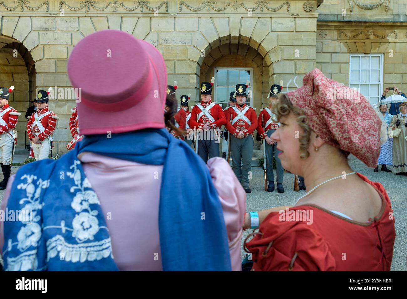Bath, UK. September 2024. Jane Austen Fans werden im Bild abgebildet, während sie auf die Teilnahme an der weltberühmten Grand Regency kostümierten Promenade warten. Die Promenade, Teil des Jane Austen Festivals, ist eine Prozession durch die Straßen von Bath und die Teilnehmer, die aus der ganzen Welt kommen, tragen Trachten aus dem 18. Jahrhundert. Quelle: Lynchpics/Alamy Live News Stockfoto