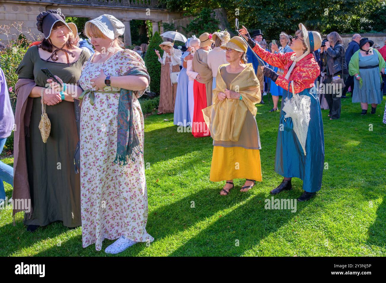 Bath, UK. September 2024. Jane Austen Fans werden im Bild abgebildet, während sie auf die Teilnahme an der weltberühmten Grand Regency kostümierten Promenade warten. Die Promenade, Teil des Jane Austen Festivals, ist eine Prozession durch die Straßen von Bath und die Teilnehmer, die aus der ganzen Welt kommen, tragen Trachten aus dem 18. Jahrhundert. Quelle: Lynchpics/Alamy Live News Stockfoto