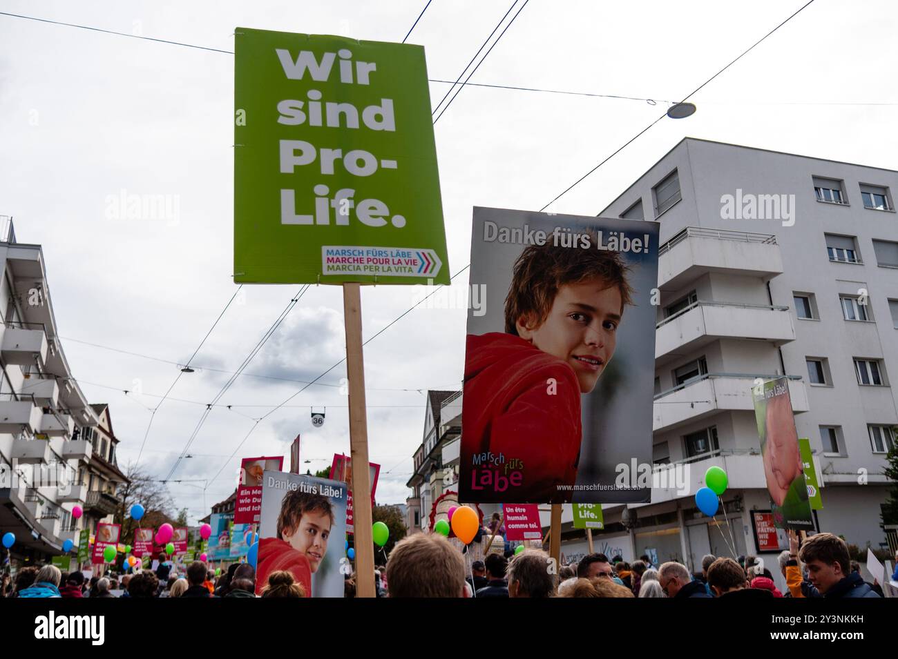 Zürich Oerlikon, Schweiz. September 2024. „Marsch fürs Läbe“, eine jährliche Veranstaltung, die sich gegen Abtreibung ausspricht und sich für die Rechte des Ungeborenen einsetzt. Auf den Schildern stand: "Wir sind Pro-Life" und "Danke fürs Leben". Quelle: Fabienne Koch/Alamy Live News. Stockfoto