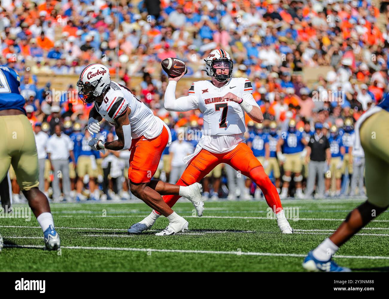 14. September 2024: Oklahoma State Cowboys Quarterback Alan Bowman (7) versucht in der ersten Hälfte des NCAA Football Spiels zwischen [Visitor] und [Home] im [Stadium Name] in [Complete], OK, einen Pass zu bekommen. Ron Lane/CSM Stockfoto