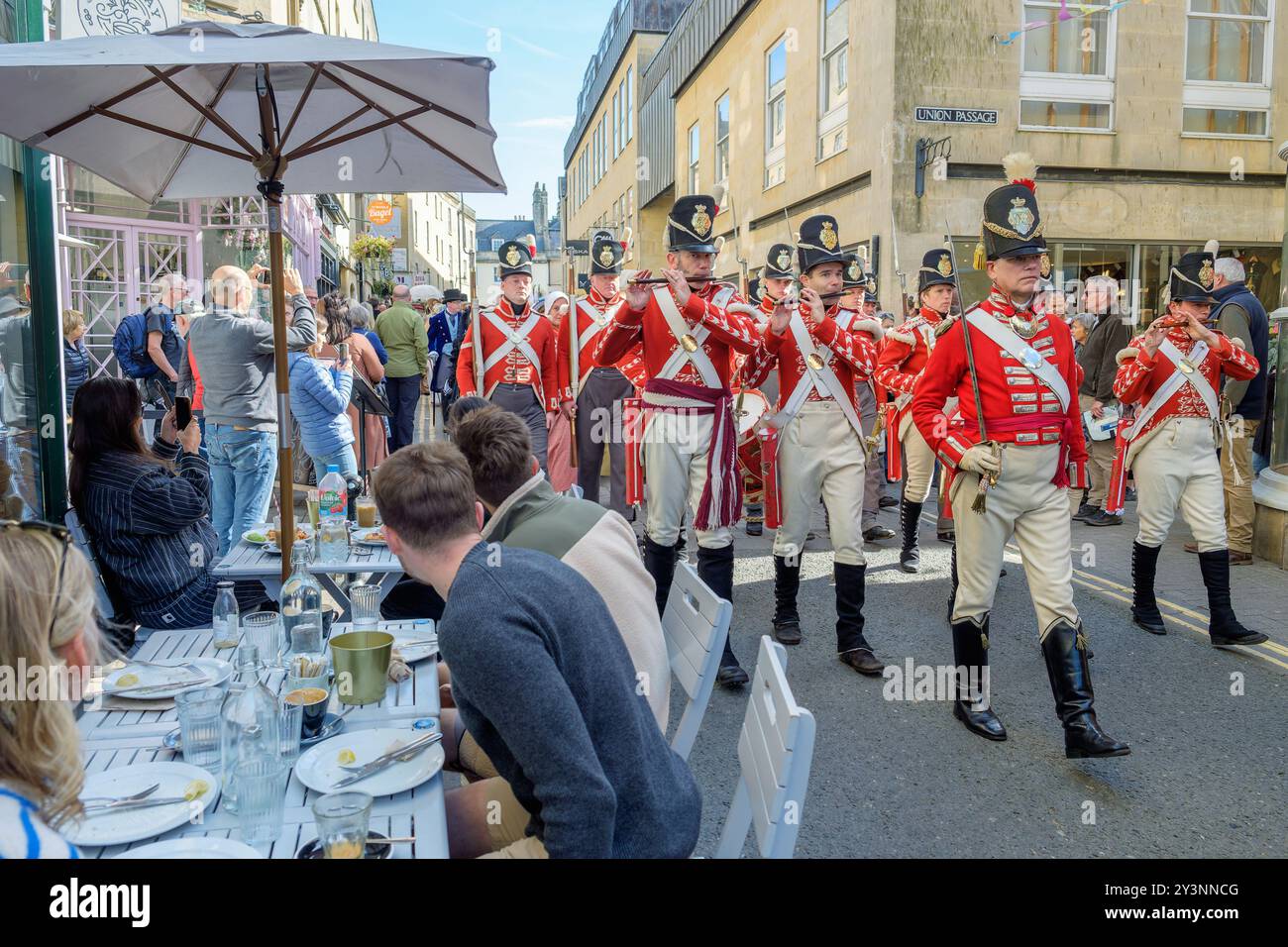 Bath, UK. September 2024. Fans von Jane Austen werden bei der Teilnahme an der weltberühmten Grand Regency kostümierten Promenade beobachtet. Die Promenade, Teil des Jane Austen Festivals, ist eine Prozession durch die Straßen von Bath und die Teilnehmer, die aus der ganzen Welt kommen, tragen Trachten aus dem 18. Jahrhundert. Quelle: Lynchpics/Alamy Live News Stockfoto