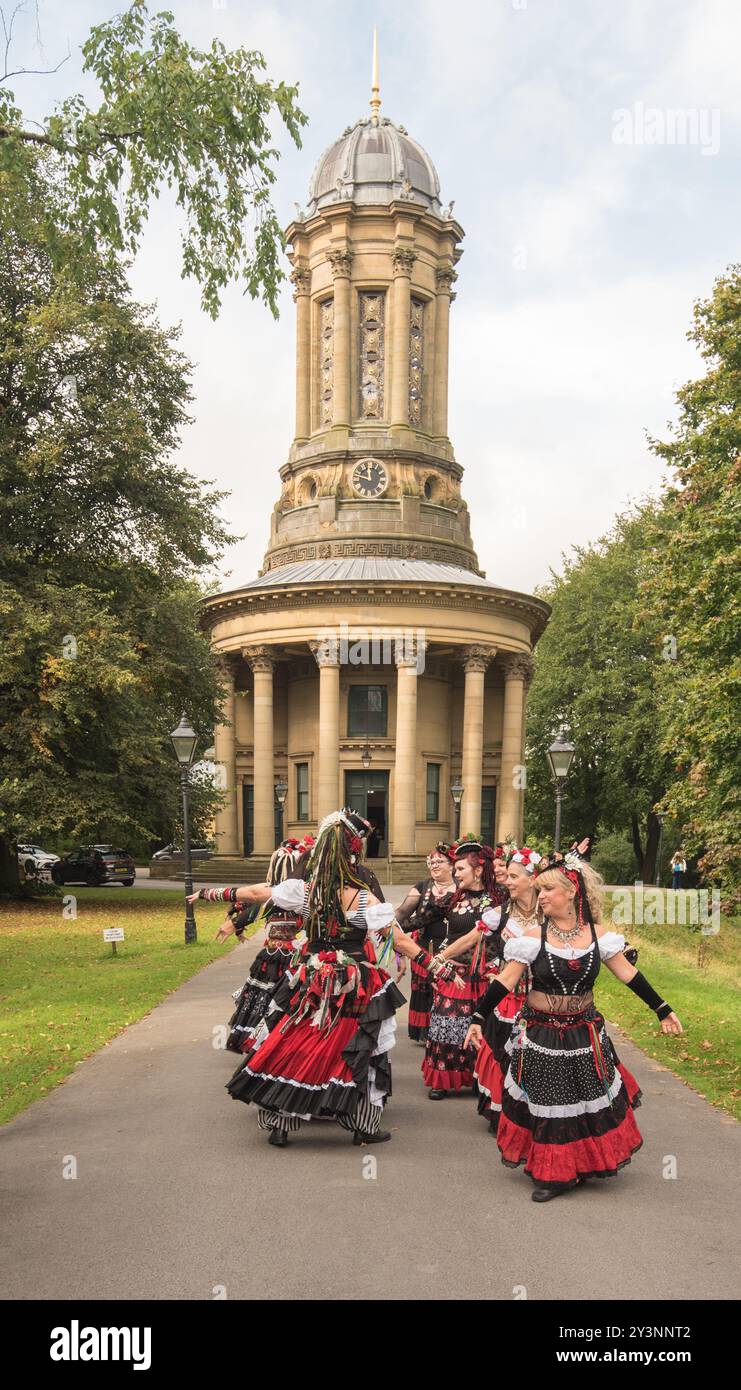 Das „400 Roses“ Morris-Team tritt am ersten Tag (14. September) des Saltaire Festival 2024 auf und kombiniert britische morris mit Stammesbauchtanz. Stockfoto