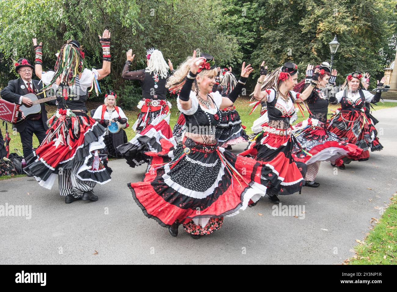 Das „400 Roses“ Morris-Team tritt am ersten Tag (14. September) des Saltaire Festival 2024 auf und kombiniert britische morris mit Stammesbauchtanz. Stockfoto