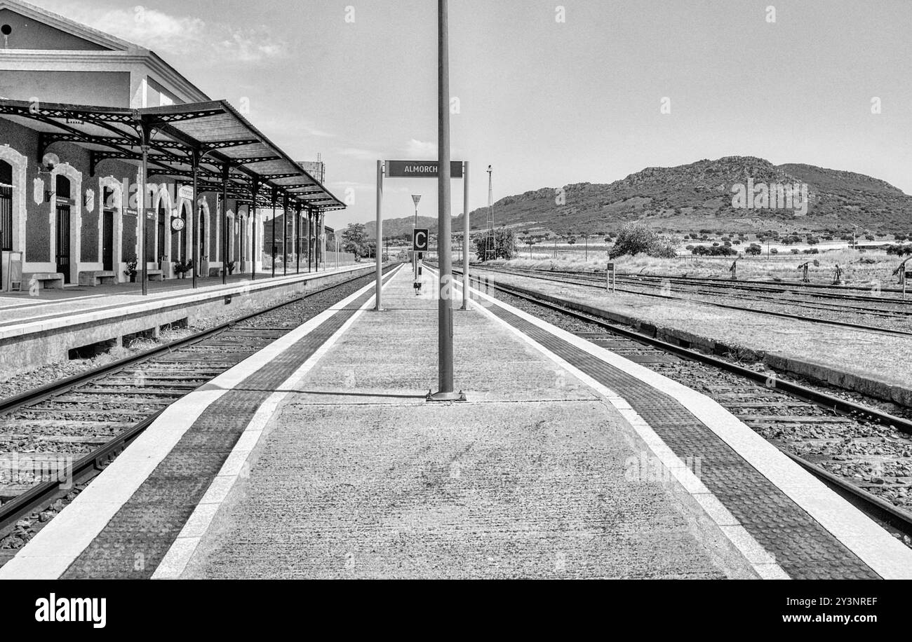 Bahnhof Almorchon, historischer Eisenbahnknotenpunkt, an dem zwei Eisenbahnlinien zusammenlaufen: Ciudad Real-Badajoz und Cordoba-Almorchon (schwarz-weiß) Stockfoto