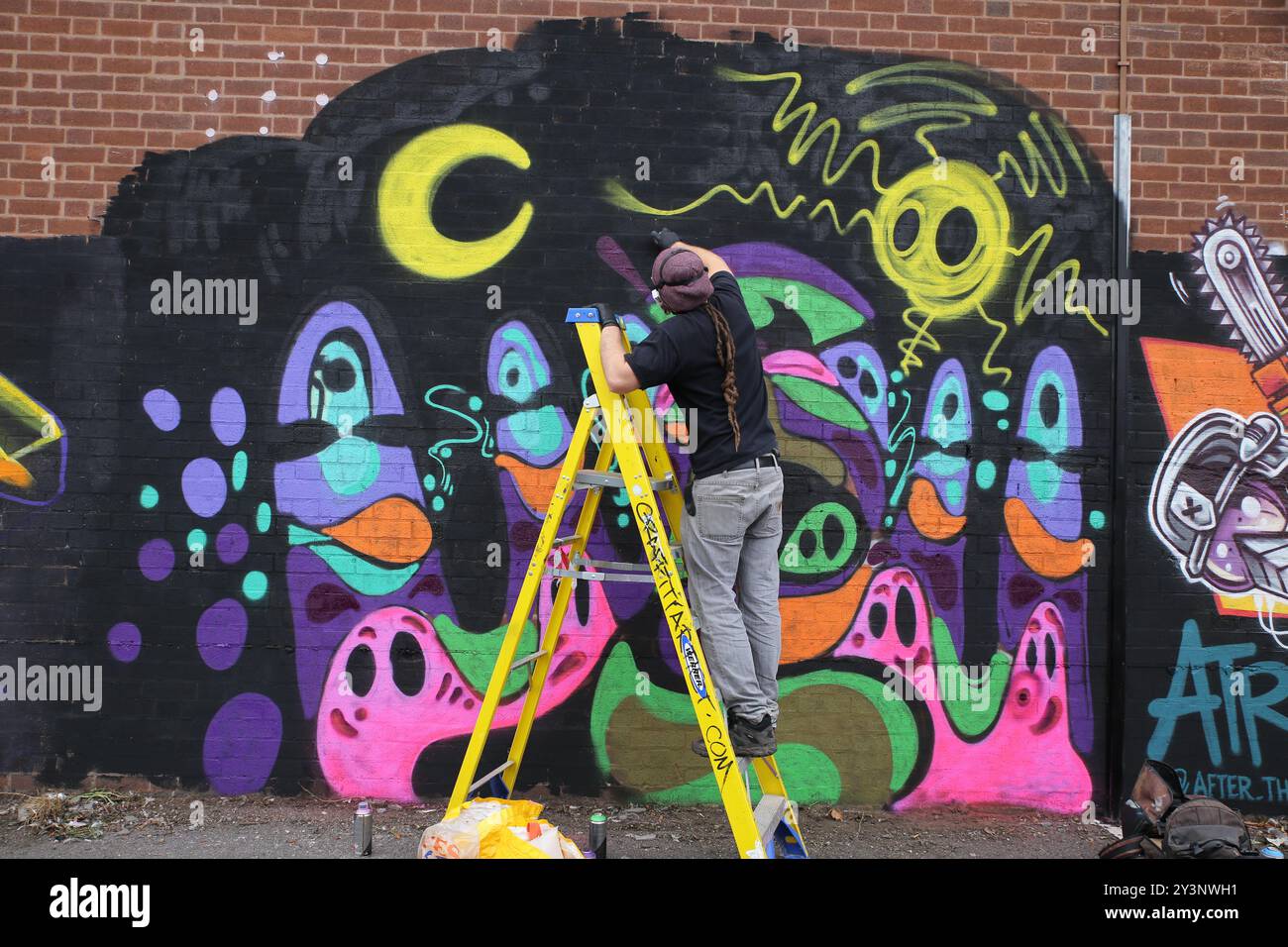 Birmingham, Großbritannien. September 2024. Im Rahmen des jährlichen High Vis Street Art Festivals strömen jedes Jahr Massen von Graffiti-Künstlern in die Stadt, um ihr einzigartiges künstlerisches Zeichen zu setzen. Quelle: Tony Nolan/Alamy Live News Stockfoto